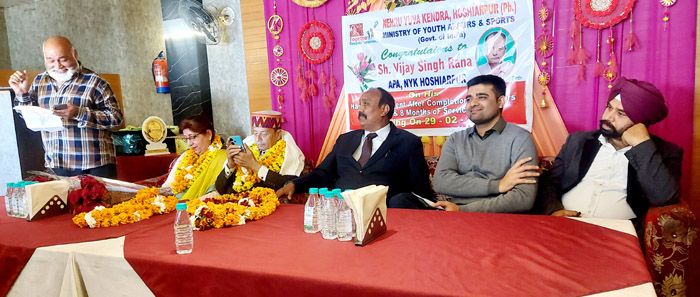 नेहरू युवा केंद्र के लेखाकार विजय राणा को सेवानिवृत्ति के अवसर पर सम्मानित किया गया